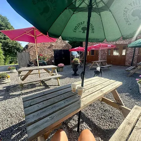 Courtyard 1-bed Sleeps 2 Pets Ok Apartment