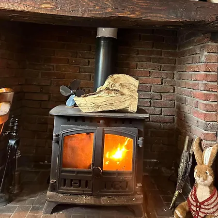 Courtyard 1-bed Sleeps 2 Pets Ok Apartment