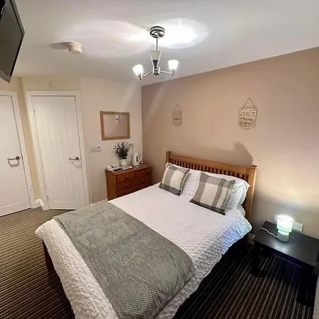 Courtyard 1-bed Sleeps 2 Pets Ok Apartamento
