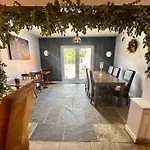 Courtyard 1-bed Sleeps 2 Pets Ok
