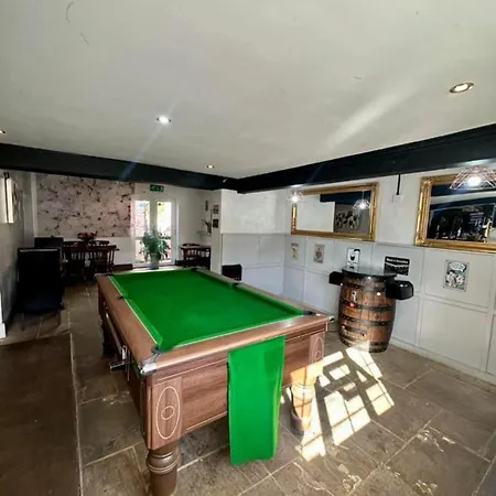 Courtyard 1-bed Sleeps 2 Pets Ok דירה *