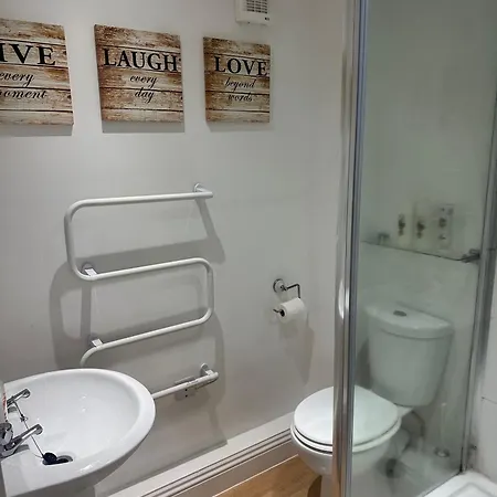 Courtyard 1-bed Sleeps 2 Pets Ok * נורת'אלרטון